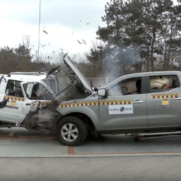 Crashtest zwischen einem Nissan NP300 für Afrika und einem Nissan Navara NP300 für Europa