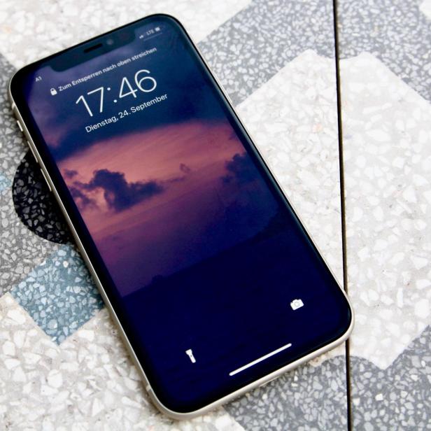 Ein iPhone zeigt auf dem Sperrbildschirm die Uhrzeit 17:46 und den 24. September an.
