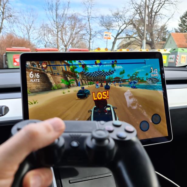 Im Tesla Model 3 ist es ebenso möglich mit einem PS-Controller Games zu spielen