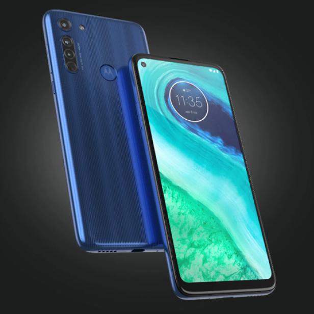 Ein blaues Motorola Smartphone vor einem dunklen Hintergrund.
