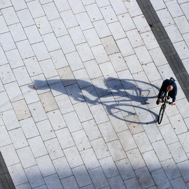 Fahrradfahrer wirft Schatten