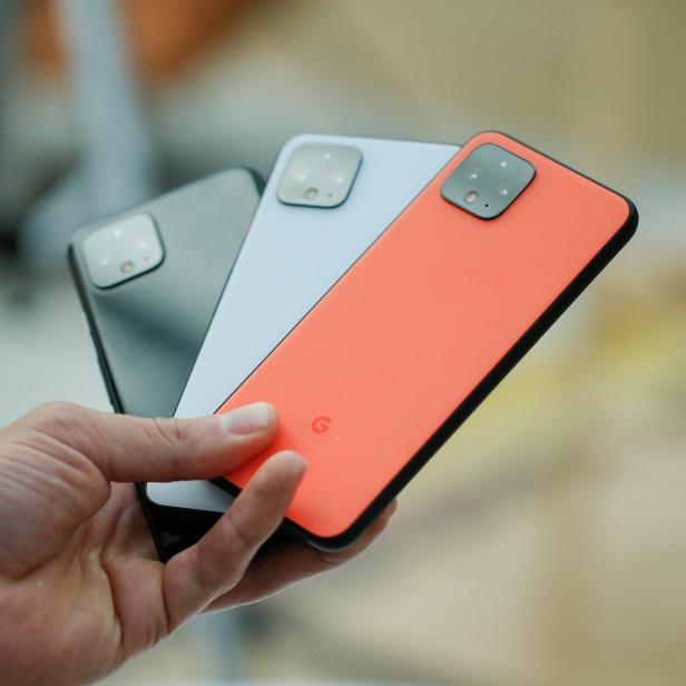 Eine Hand hält drei Google Pixel 4 Smartphones in verschiedenen Farben.