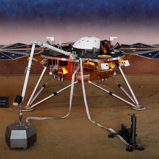 Ein lebensgroßes Modell der NASA-Raumsonde Insight am JPL.