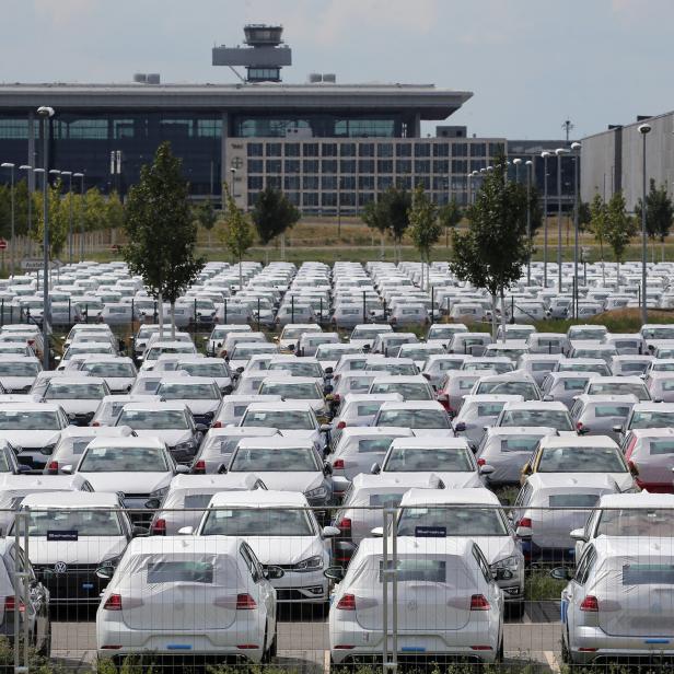 VW Neuwagen werden auf Flughafen Parkplatz abgestellt
