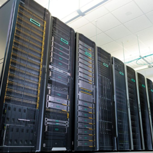 Eine Reihe von Server-Racks in einem Rechenzentrum.