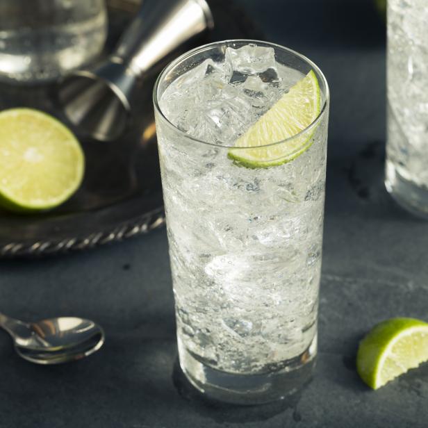 Ein Wodka-Tonic-Highball-Cocktail mit Limette und Eiswürfeln.
