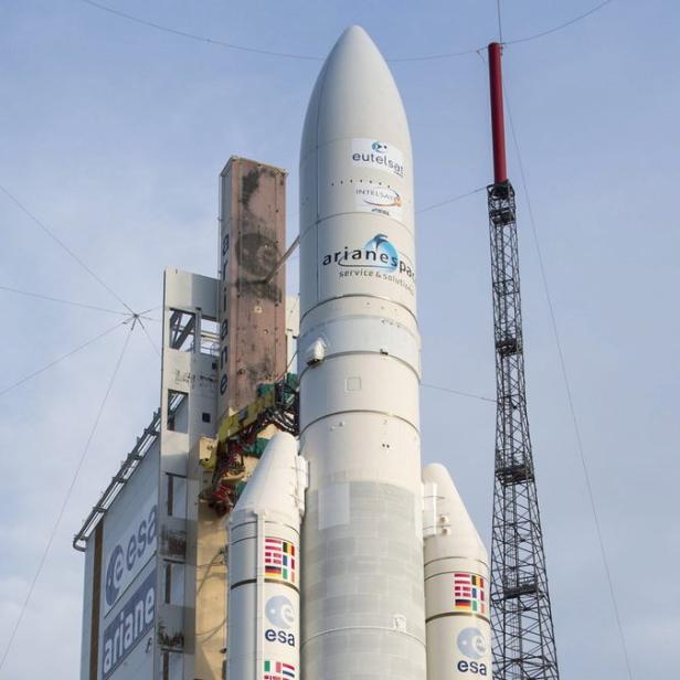 Eine Ariane-Rakete steht auf einer Startrampe.