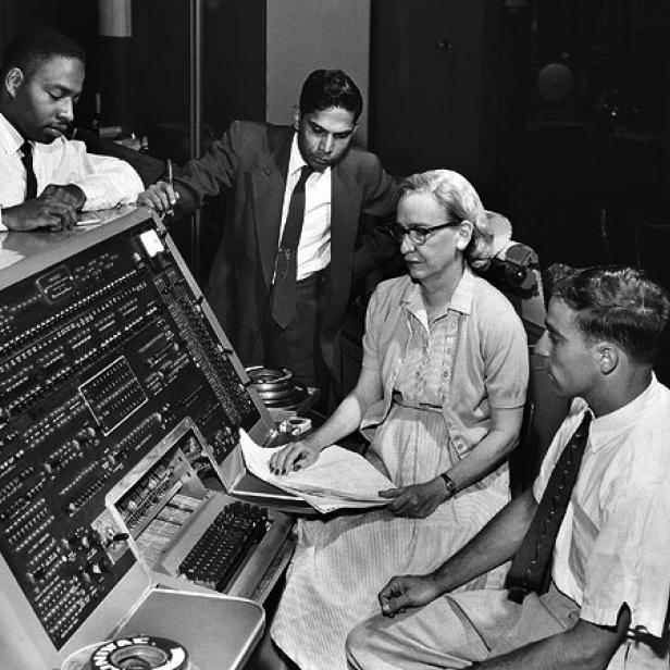 Grace Hopper war maßgeblich an der Entwicklung von COBOL beteiligt.