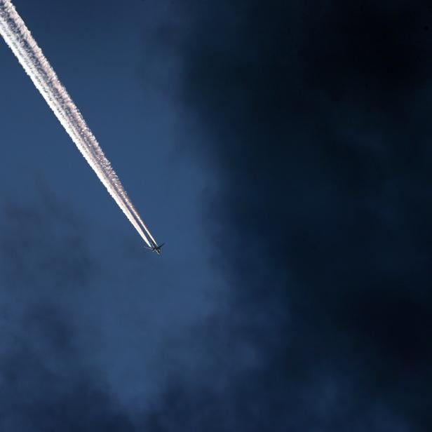Passagierflugzeug vor Wolkenfront
