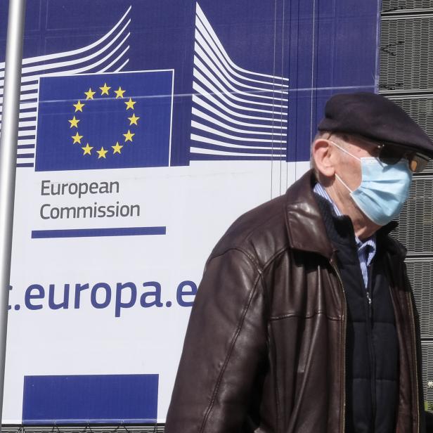 Fußgänger mit Maske in der Nähe von EU-Institutionen.
