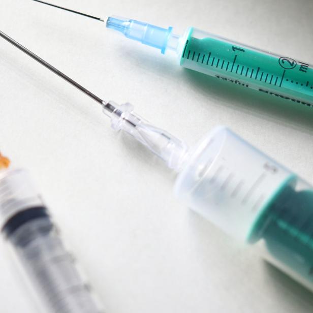 Bereits im März begannen klinische Tests für einen Impfstoff in China.