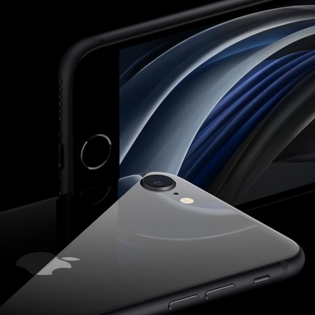 Nahaufnahme eines schwarzen iPhones mit glänzender Rückseite und Apple-Logo.