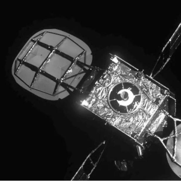 Ein Satellit mit Solarpanelen im Weltraum.