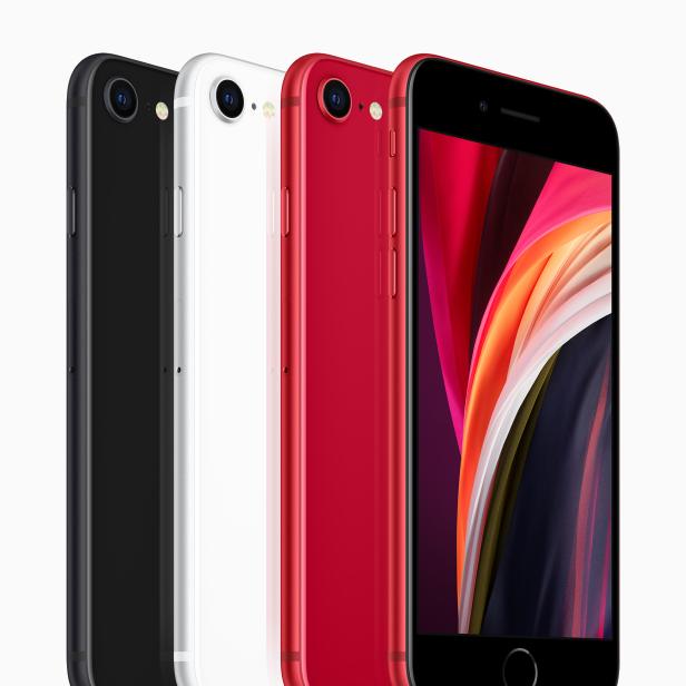 Drei iPhones in den Farben Schwarz, Weiß und Rot stehen nebeneinander.