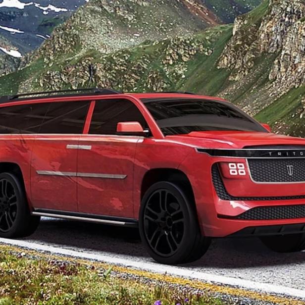 Ein roter Triton SUV fährt auf einer Straße in den Bergen.