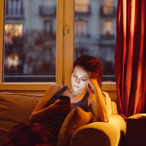 Symbolbild: Frau mit Smartphone