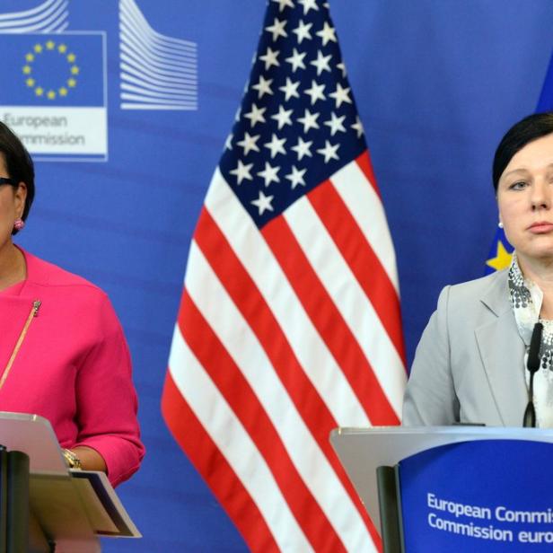 Die EU-Kommission segnete am Dienstag den Deal mit den USA bezüglich Datenaustausch ab. Links: Penny Pritzker. Rechts: Vera Jourova.