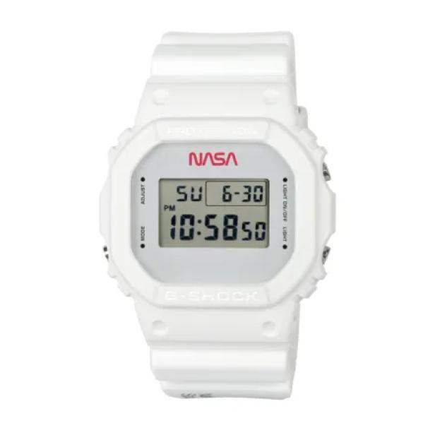 Eine weiße G-Shock-Armbanduhr mit dem NASA-Logo und einer Digitalanzeige.