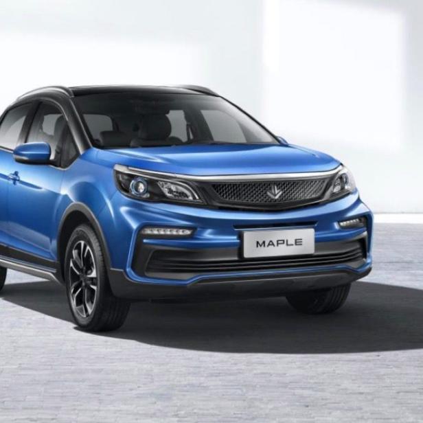 Ein blauer Maple-SUV steht in einem Studio.