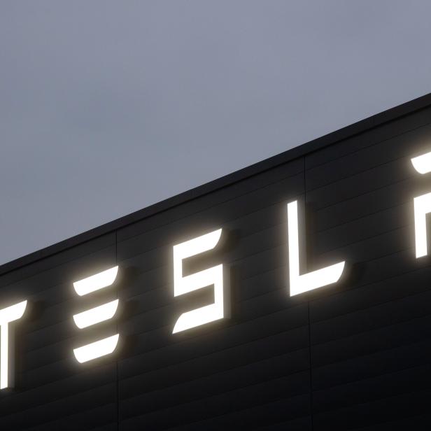 Schriftzug auf einem Verkaufsgeschäft und Service Center des Herstellers für Elektrofahrzeuge, Tesla.