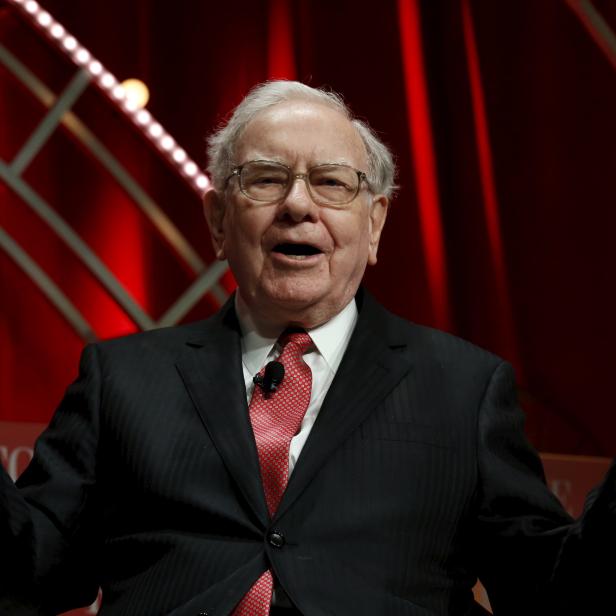 Warren Buffett gestikuliert während einer Rede.