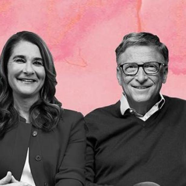 Ein Porträt von Melinda und Bill Gates vor einem rosa Hintergrund.
