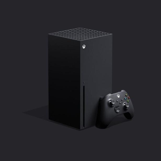 Eine schwarze Xbox Series X Konsole mit einem Controller auf einem dunklen Hintergrund.