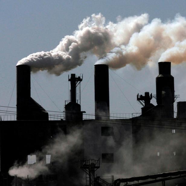 Rauch quillt aus einer Fabrik am Stadtrand von Shenyang.