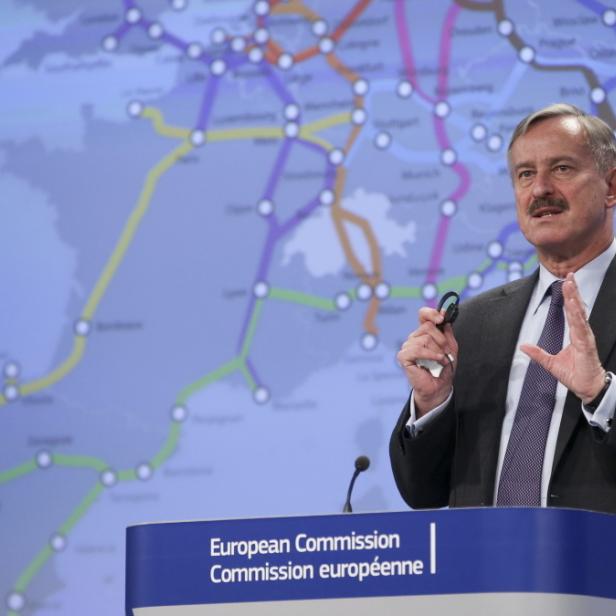Ein Mann spricht vor einer Karte von Europa mit eingezeichneten Bahnlinien.