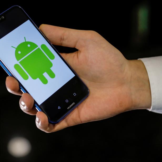 Das Android-Logo wird auf einem Huawei-Smartphone in dieser Illustration angezeigt.