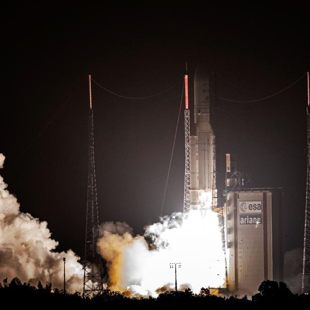 Eine Ariane-Rakete startet von einem Weltraumbahnhof in Französisch-Guayana.