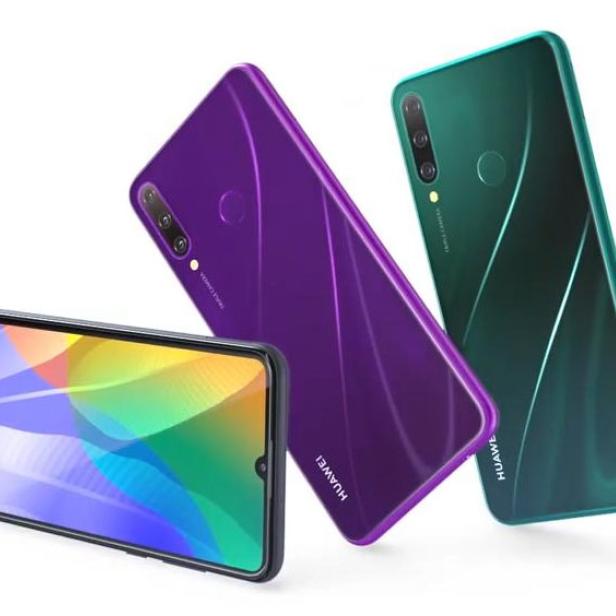 Drei Huawei-Smartphones in den Farben Schwarz, Lila und Grün liegen auf einem weißen Hintergrund.