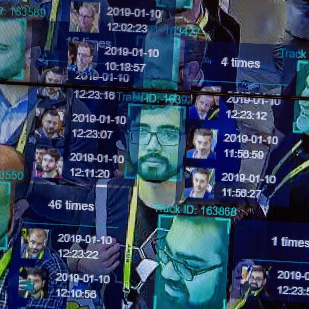 Ein Bildschirm zeigt Gesichtserkennung mit Datums- und Zeitstempel sowie Tracking-IDs.