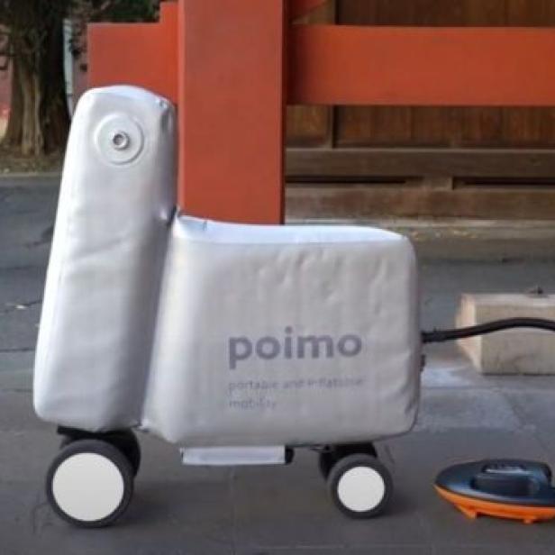 Ein aufblasbarer „Poimo“-Mobilitätsroller wird mit einer Pumpe aufgepumpt.