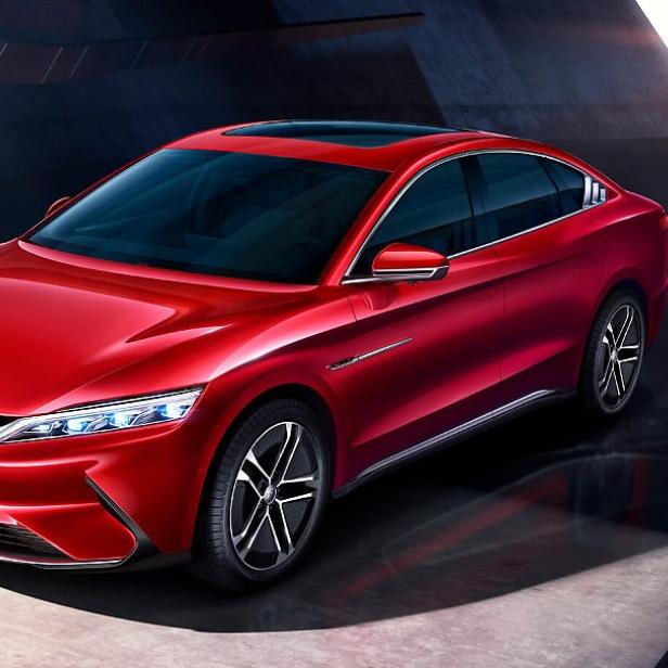 Ein rotes BYD-Elektroauto steht in einem modern gestalteten Raum.