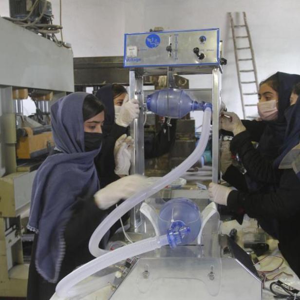 Frauen in einem Labor arbeiten an der Herstellung von Beatmungsgeräten.