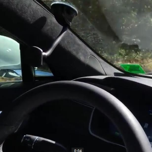 Tesla-Fahrer, die sich auf die Autopilot-Funktion verlassen, geraten in gefährliche Situationen.