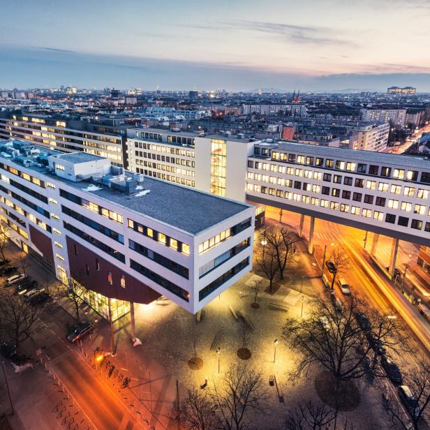 Blick auf Wien mit einem modernen Bürogebäude im Vordergrund.