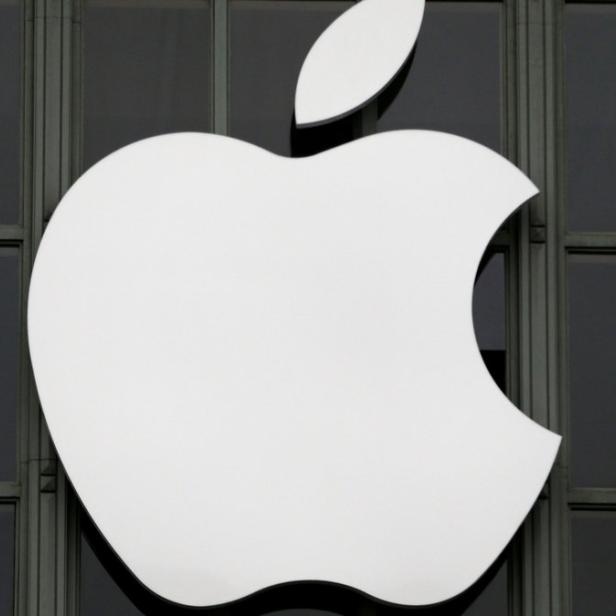 Das Apple-Logo an der Fassade eines Gebäudes.