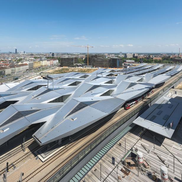 Solarpaneele am Dach des Wiener Hauptbahnhofs tragen zur umweltfreundlichen Stromerzeugung bei