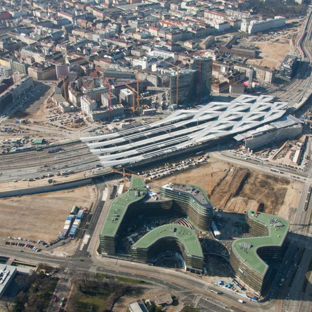 Noch befindet sich der Wiener Hauptbahnhof inmitten einer riesigen Baustelle, am Dach ist dennoch bereits eine Solaranlage aktiv.