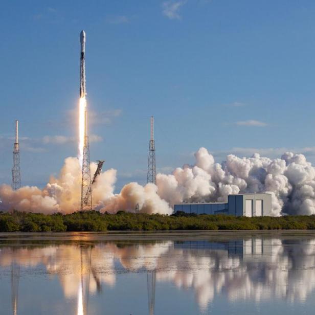 Eine Rakete startet mit einer Wolke aus Rauch und Feuer vom Weltraumbahnhof Cape Canaveral.