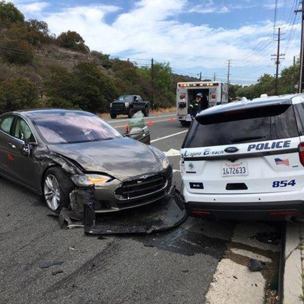 Ein Unfall aus dem Jahr 2018, bei dem ein Tesla im Autopilot-Modus ein geparktes Polizeiauto gerammt hat