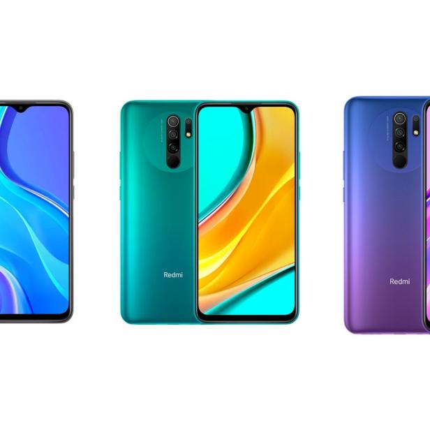 Drei Redmi-Smartphones in den Farben Grau, Grün und Lila stehen nebeneinander.