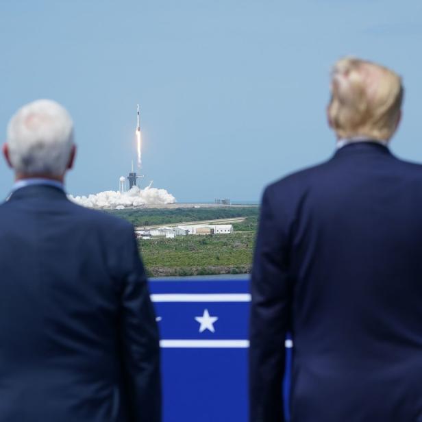 Vizepräsident Mike Pence und Präsident Donald Trump beim Start der Crew-Dragon-Rakete