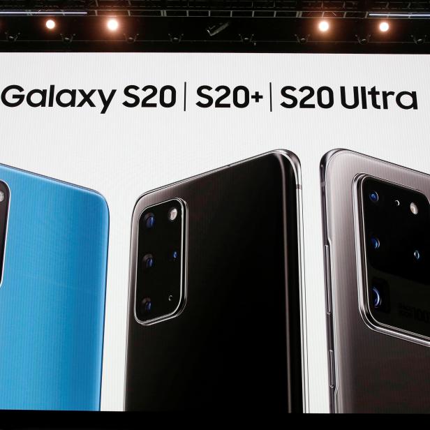 Drei Samsung Galaxy S20 Modelle in Blau, Schwarz und Grau werden präsentiert.