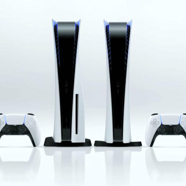 Zwei PlayStation 5 Konsolen und zwei DualSense Controller auf einem weißen Hintergrund.