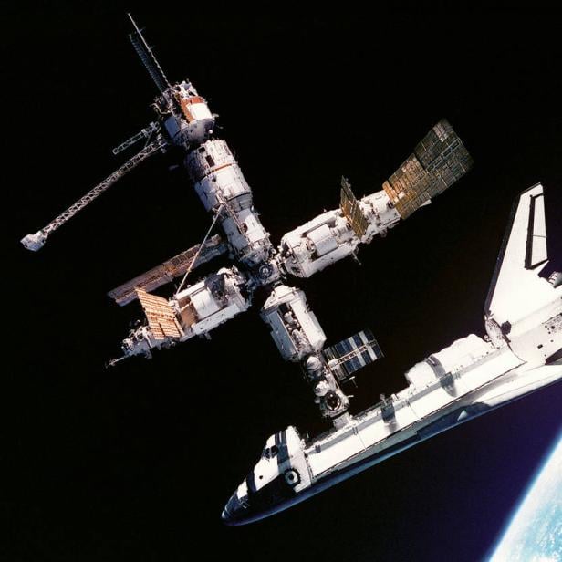 Raumstation Mir mit Space Shuttle Atlantis im Jahr 1995