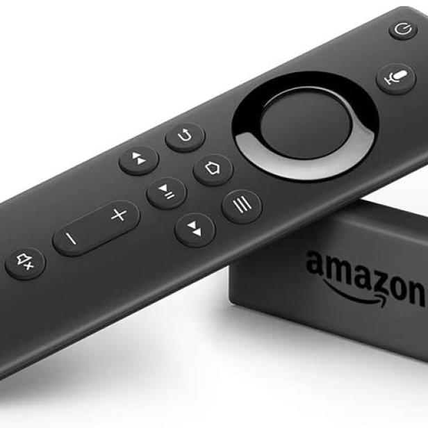 Ein Amazon Fire TV Stick mit zugehöriger Fernbedienung.