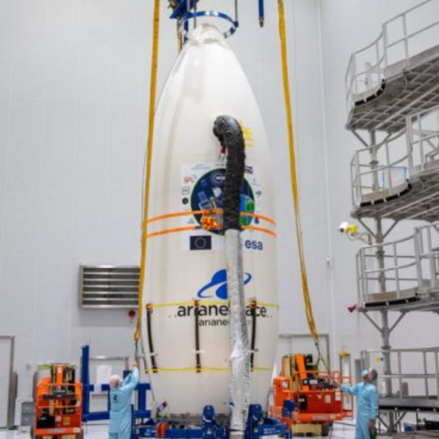 Die Ariane 6-Oberstufe wird in einer Montagehalle vorbereitet.